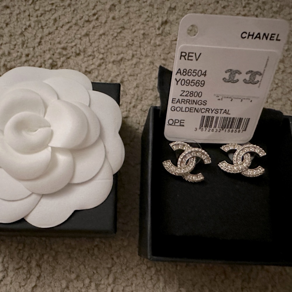 Chanel CC stud Earrings